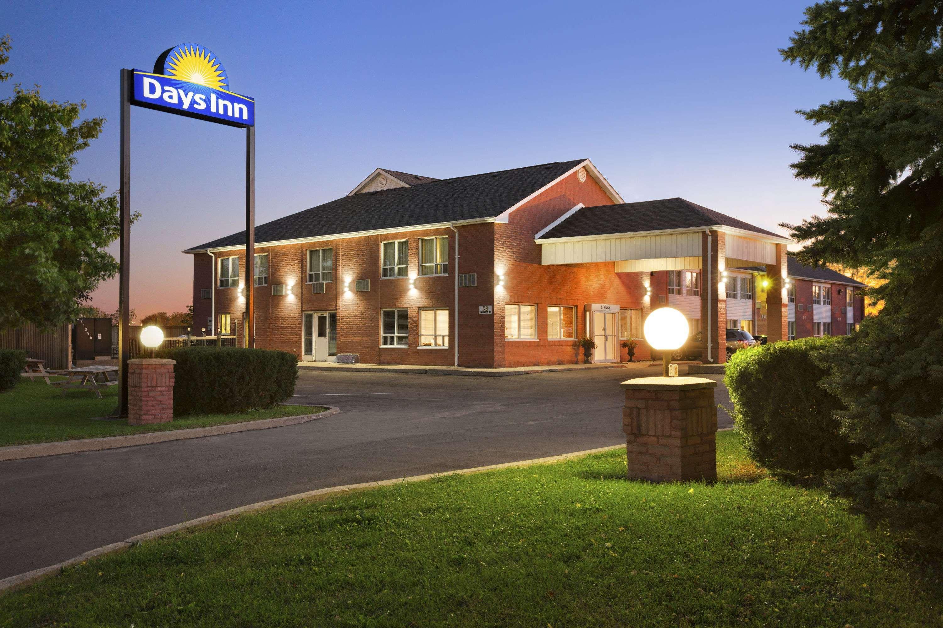 Days Inn By Wyndham Stouffville Exterior photo